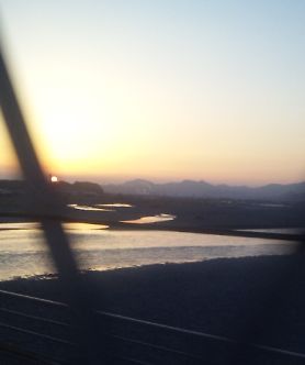 新幹線の窓からの夕日